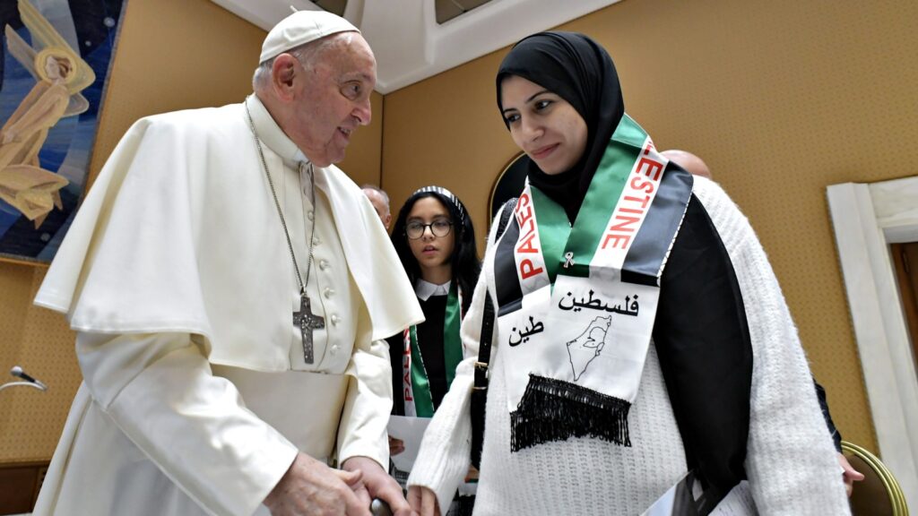 pope-francis-meets-families-palestinians
